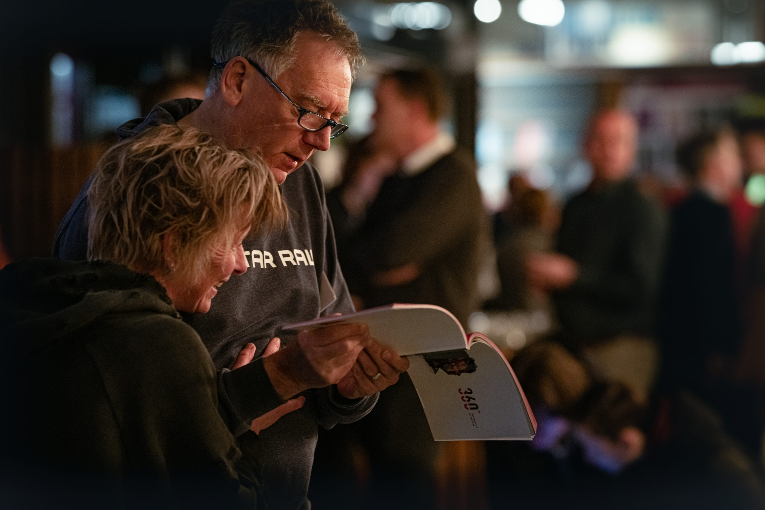 Bezoekers in het stadstheater bladeren in de brochure