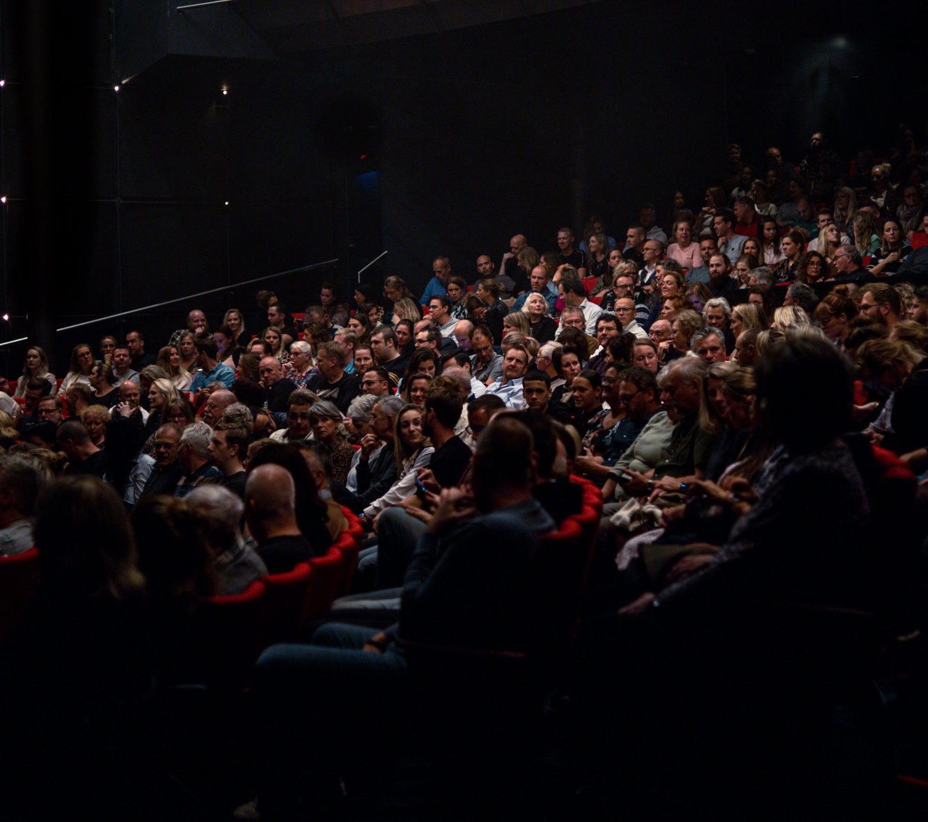 Foto van volle grote zaal